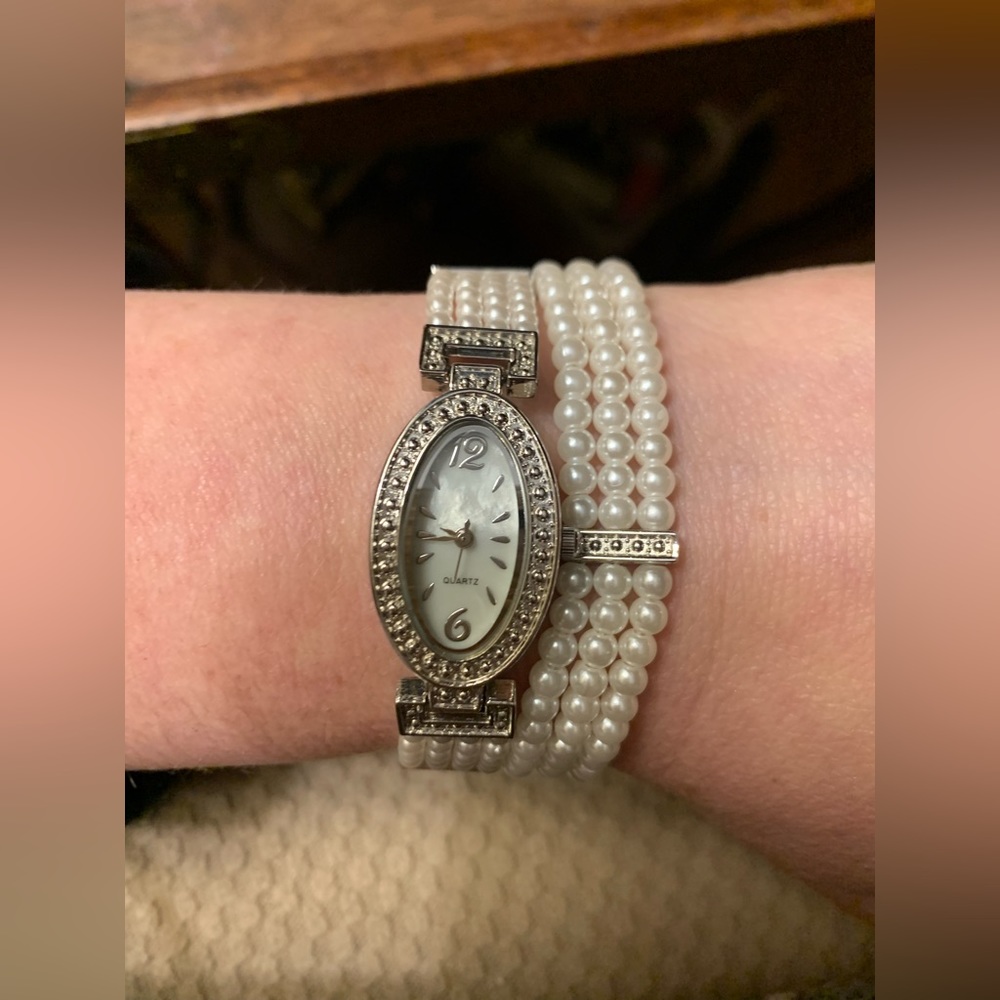 The ideal time piece for an elegant looks. So dainty and refined. 🌹